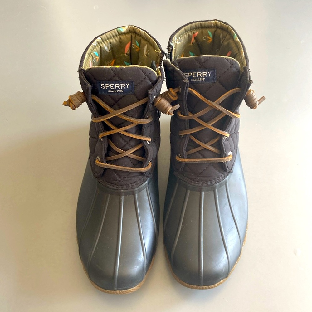 These are Sperry duck boots. Size 7 side zip